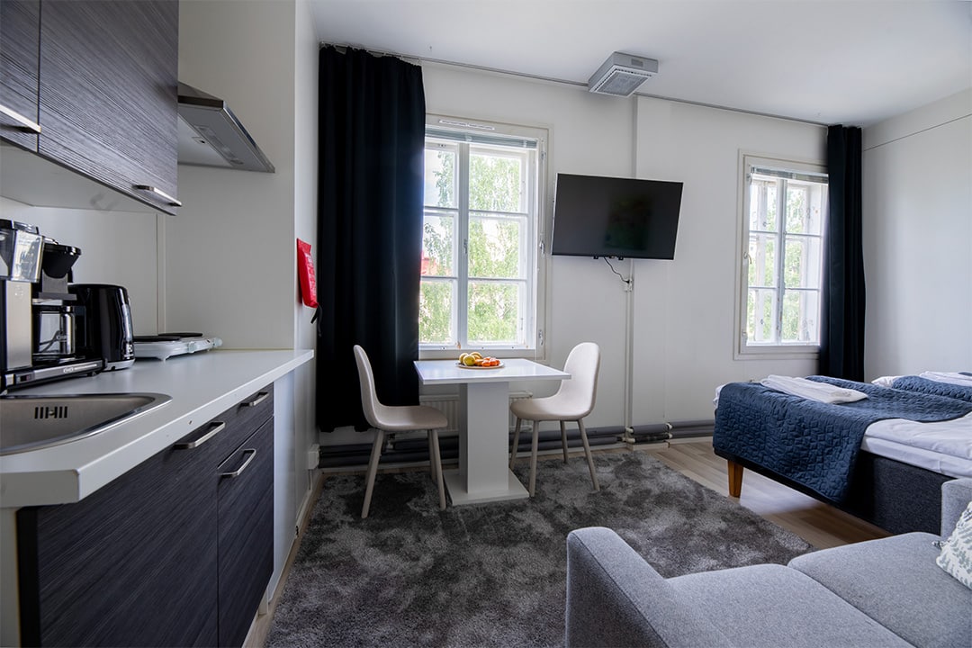 Vanha Postitalo — Business studio, Varkaus kalustetut asunnot Varkaudessa — Vanha Postitalo, kalustettu Business-studio keittiöllä